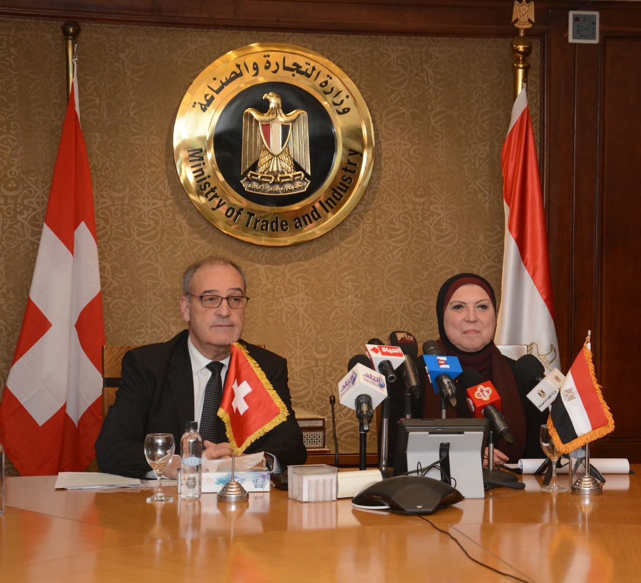 وزيرة التجارة و الصناعة 