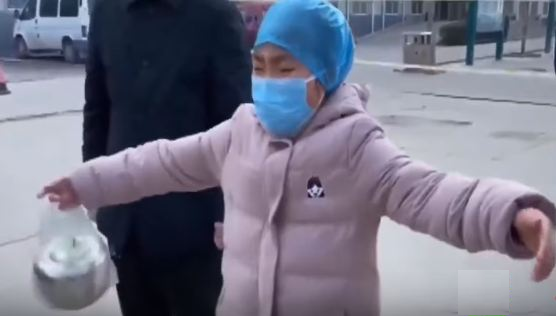 ممرضة تحتضن ابنتها  عن بعد بسبب كورونا 