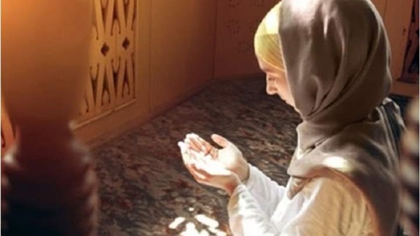 هل ظهور قدم المرأة يفسد الصلاة ؟