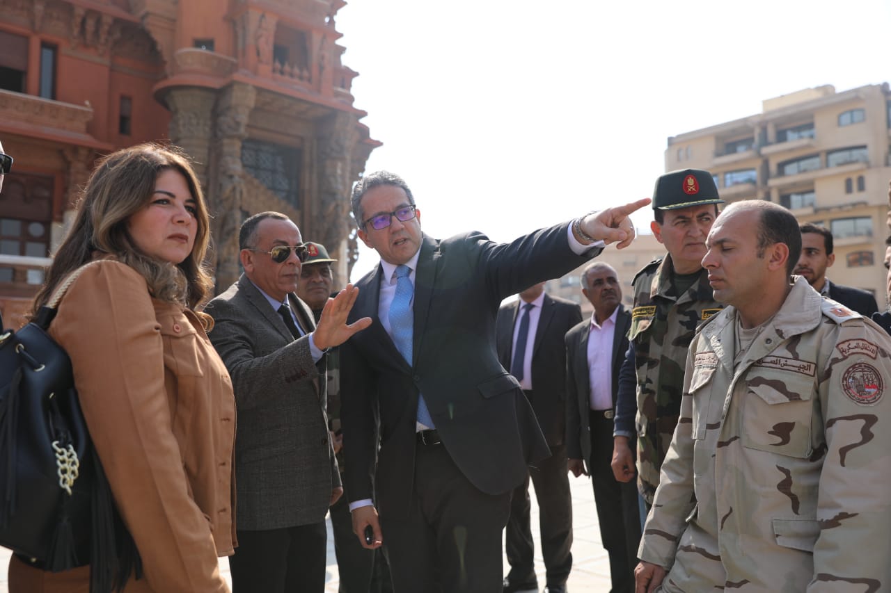 وزير السياحة والآثار 