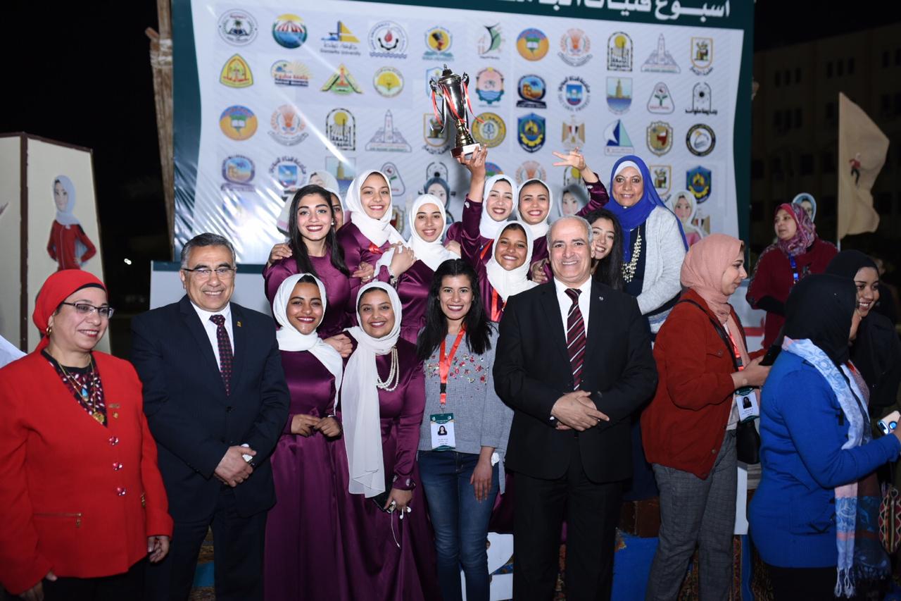 جوائز مسابقات أسبوع الفتيات بجامعة الفيوم