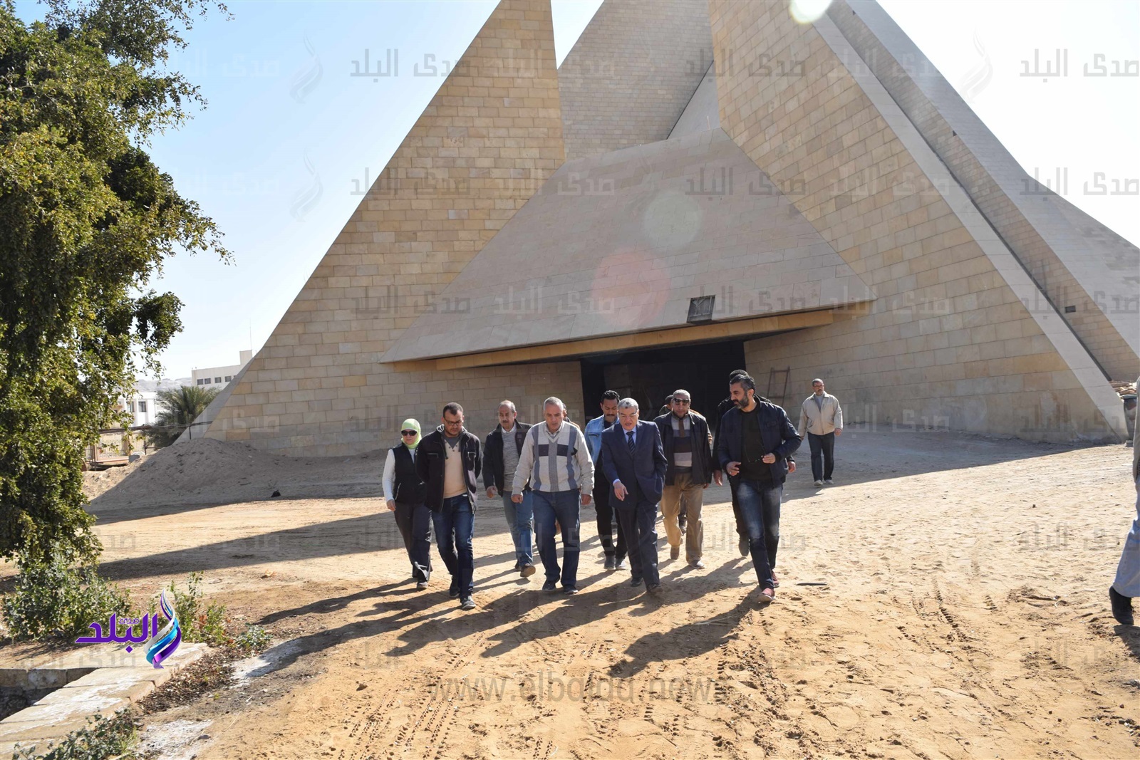 محافظ المنيا يتفقد المتحف الاتوني