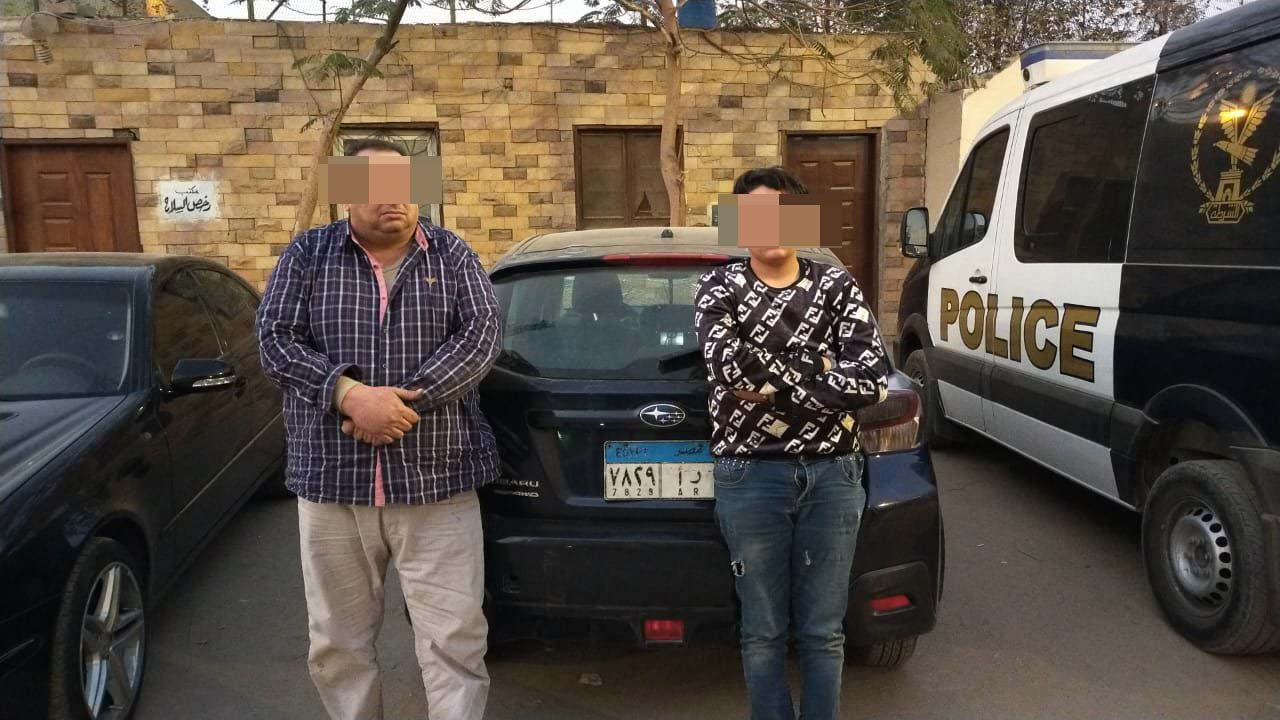 عاطلان ينتحلا صفه رجال شرطة لتسهيل مرورهما من الأكمنة  