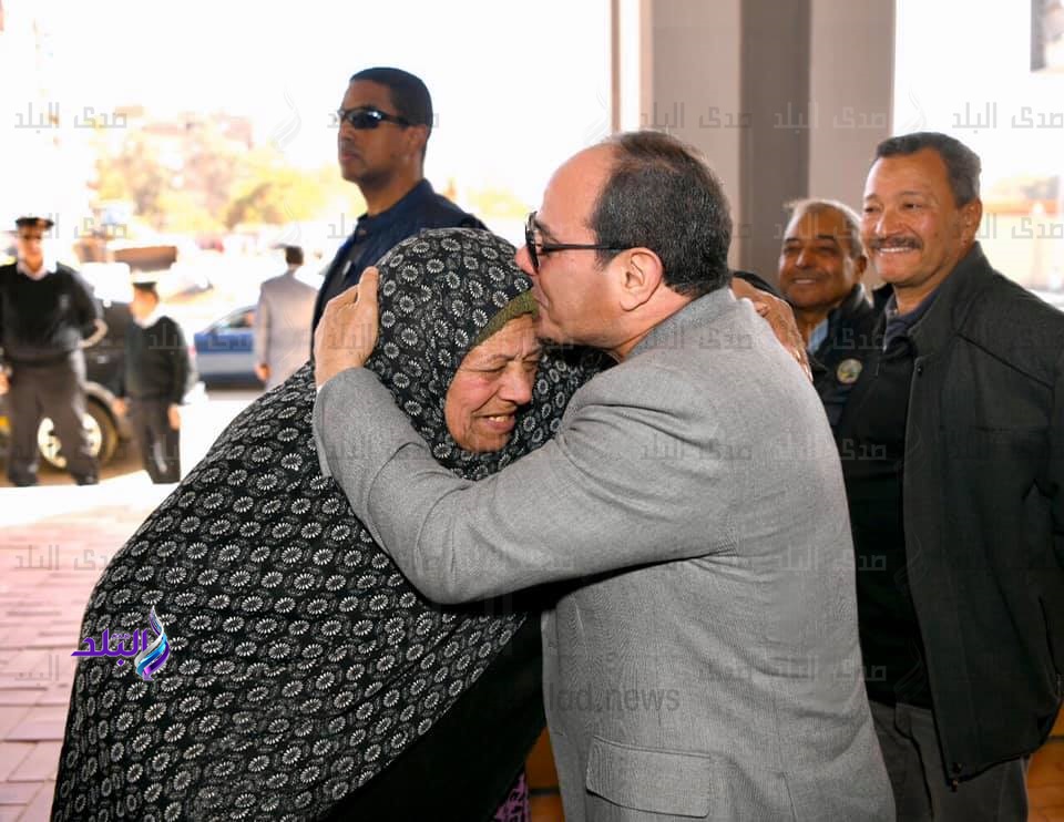 الرئيس السيسي يقبل رأس مسنة في المنطقة بعد تلبيه طلبها