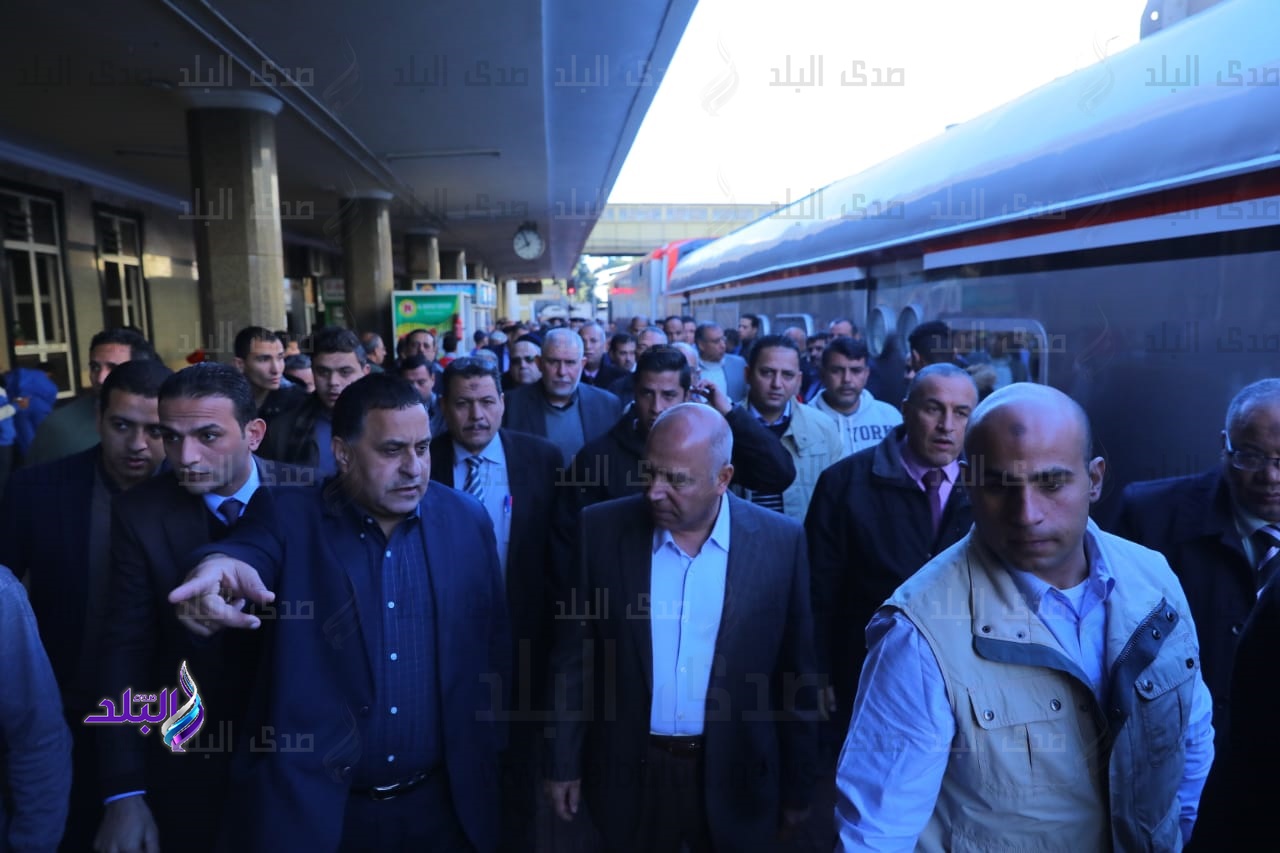 وزير النقل في جولة تفقدية بأحد محطات القطارات