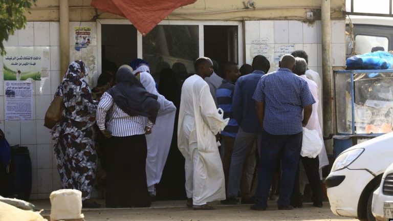 محتجون يغلقون طريقا رئيسا بالخرطوم لانعدام الخبز‎