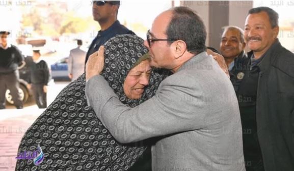 الرئيس السيسي يقبل رأس مسنة في عزبة الهجانة 