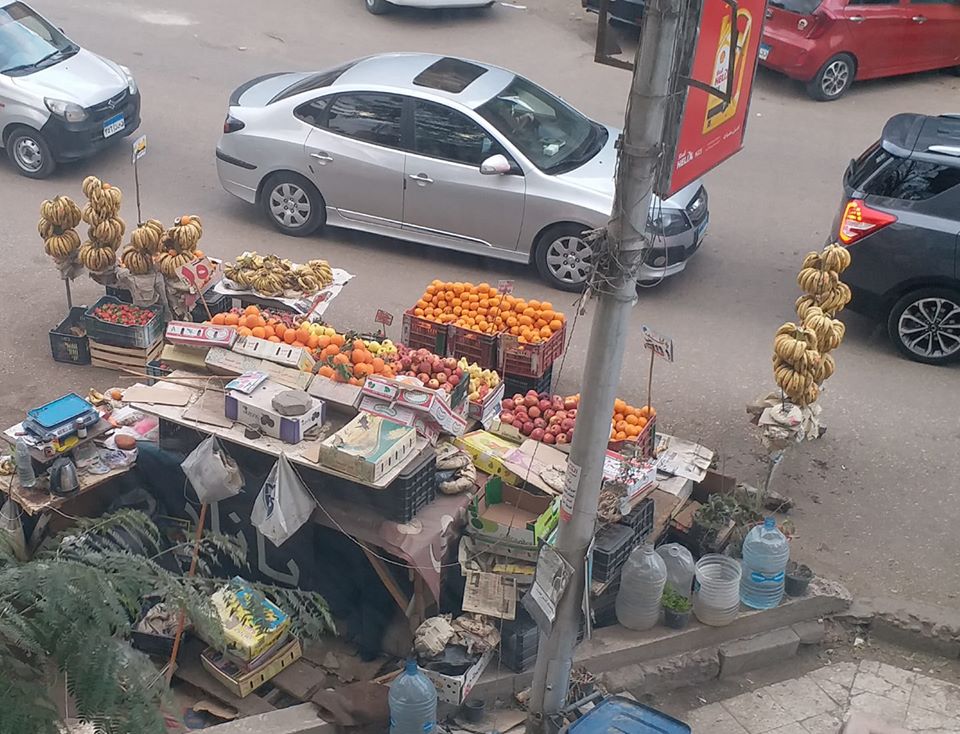 بائع فاكهة يحتل شارعا بالمعادي