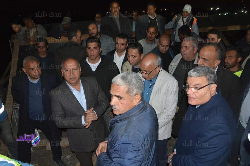وزير النقل ومحافظ المنيا يتفقدان محور سمالوط ليلا
