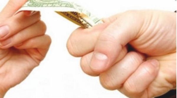 حكم امتناع المرأة عن زوجها ومساومته ماديا 