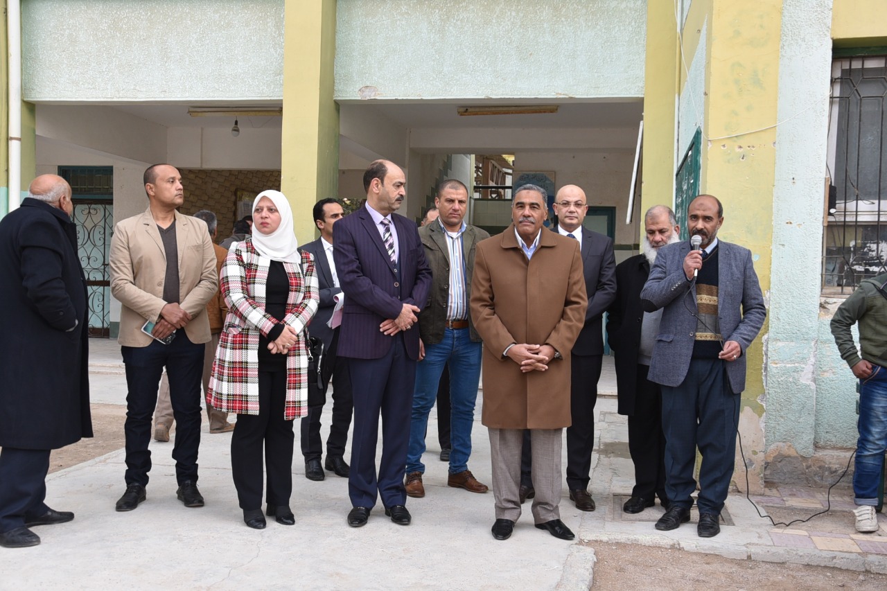 المحافظ ونائبه يتابعان إنتظام العملية التعليمية