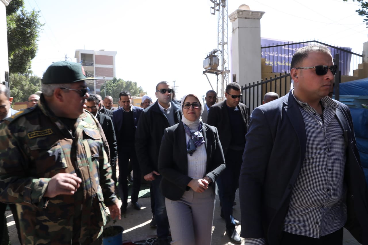 جولة وزيرة الصحة بالأقسر 