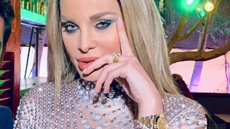 الفنانة دومنيك