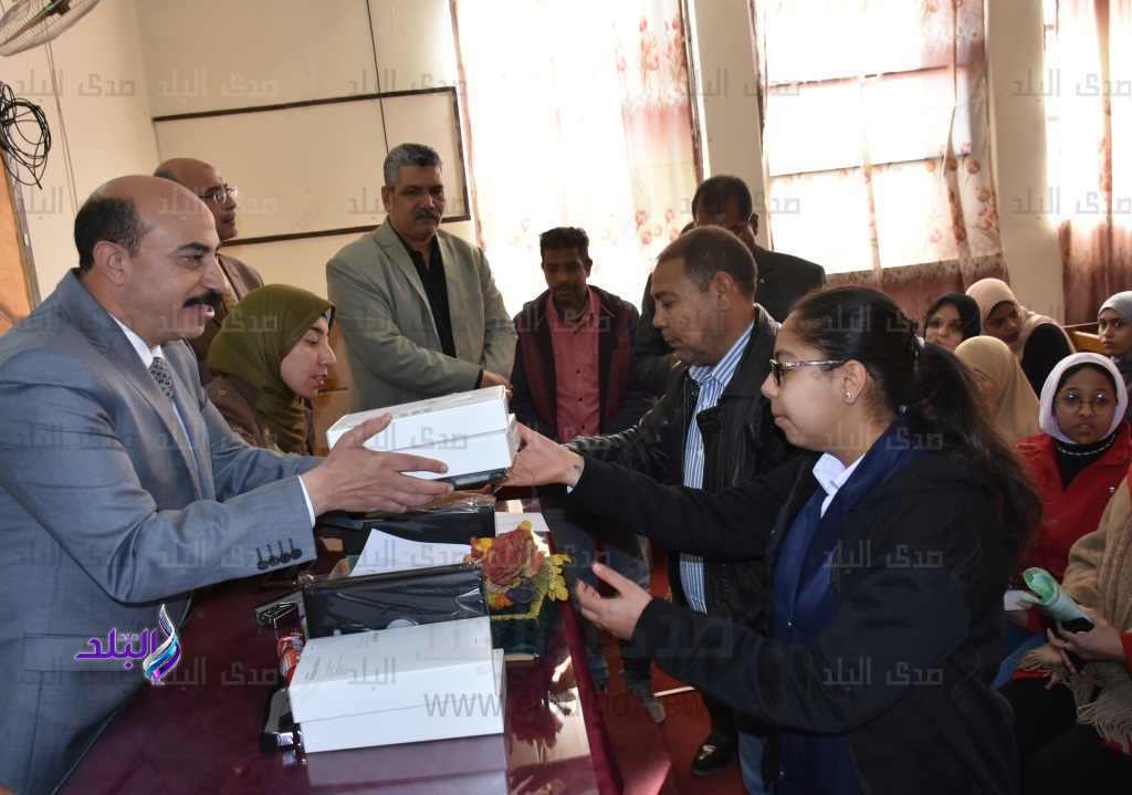 تعليم أسوان توزع أجهزة التابلت