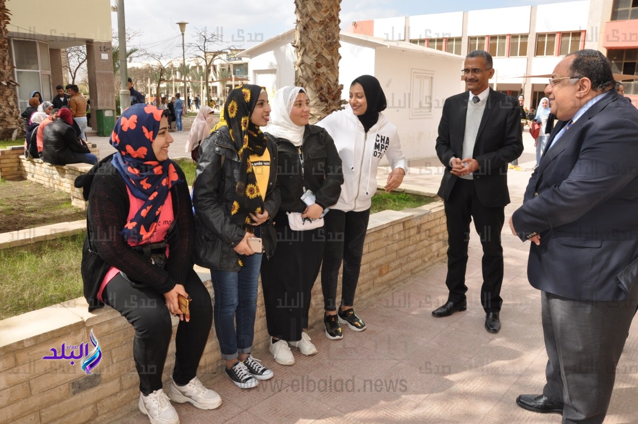 رئيس جامعة حلوان يطمئن الطلاب القلقين من كورونا 