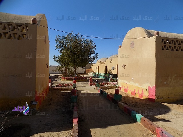 خامات بيئية ورسومات طبيعية تزين القرى السياحيه