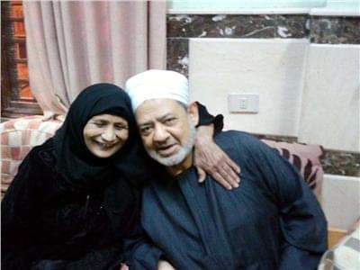 شيخ الأزهر يجبر بخاطر والدة قتيل قنا