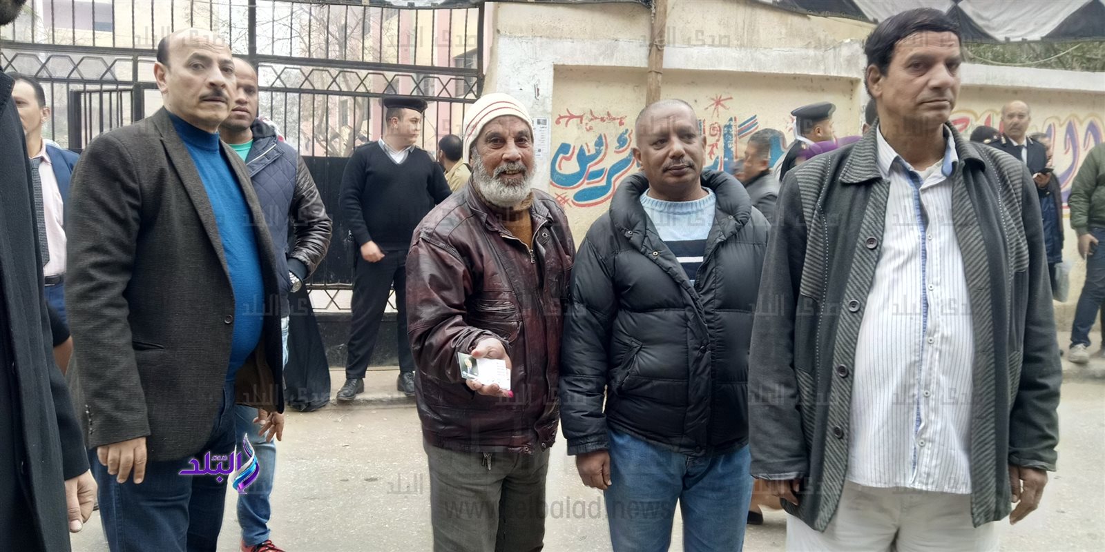 الناخبين من امام مدرسة المنيب الابتدائية المشتركة