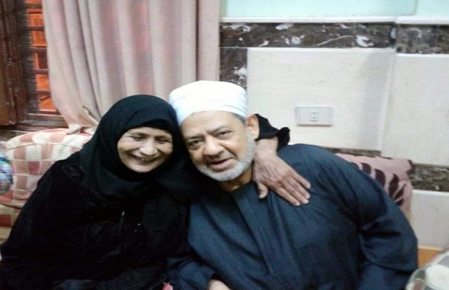 شيخ الأزهر مع والدة قتيل نجع حمادي