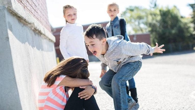 أنا ضد التنمر ..نصائح للتعامل مع الأبن بعد التعرض له