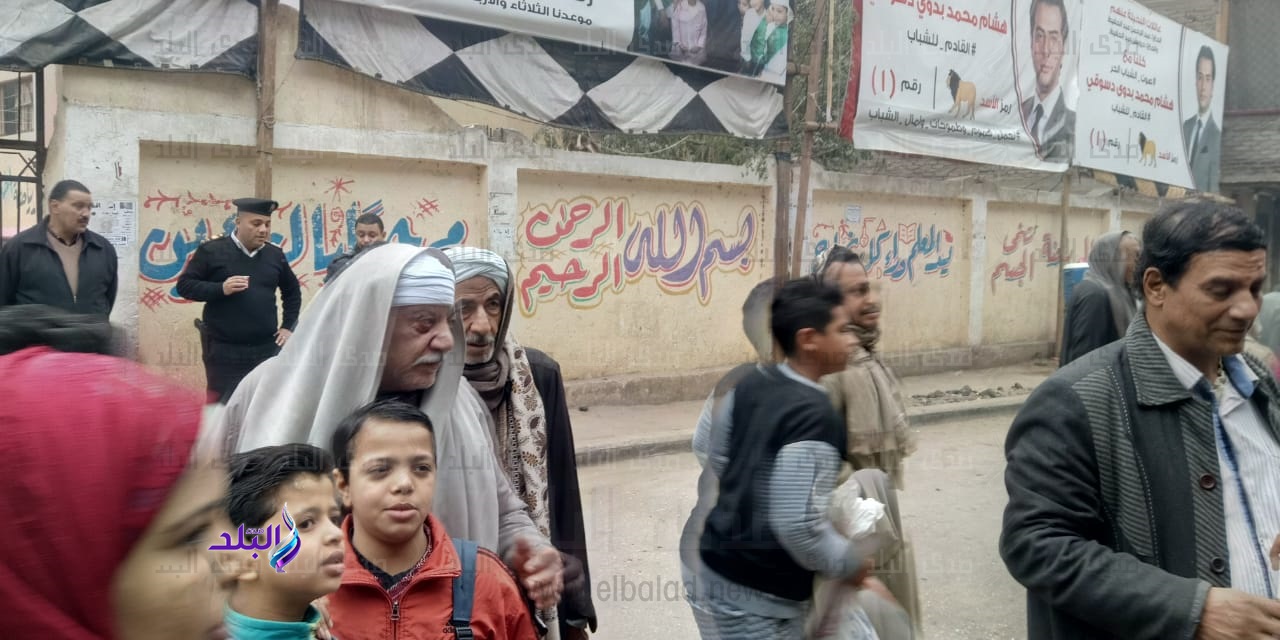 الناخبين من امام مدرسة المنيب الابتدائية المشتركة