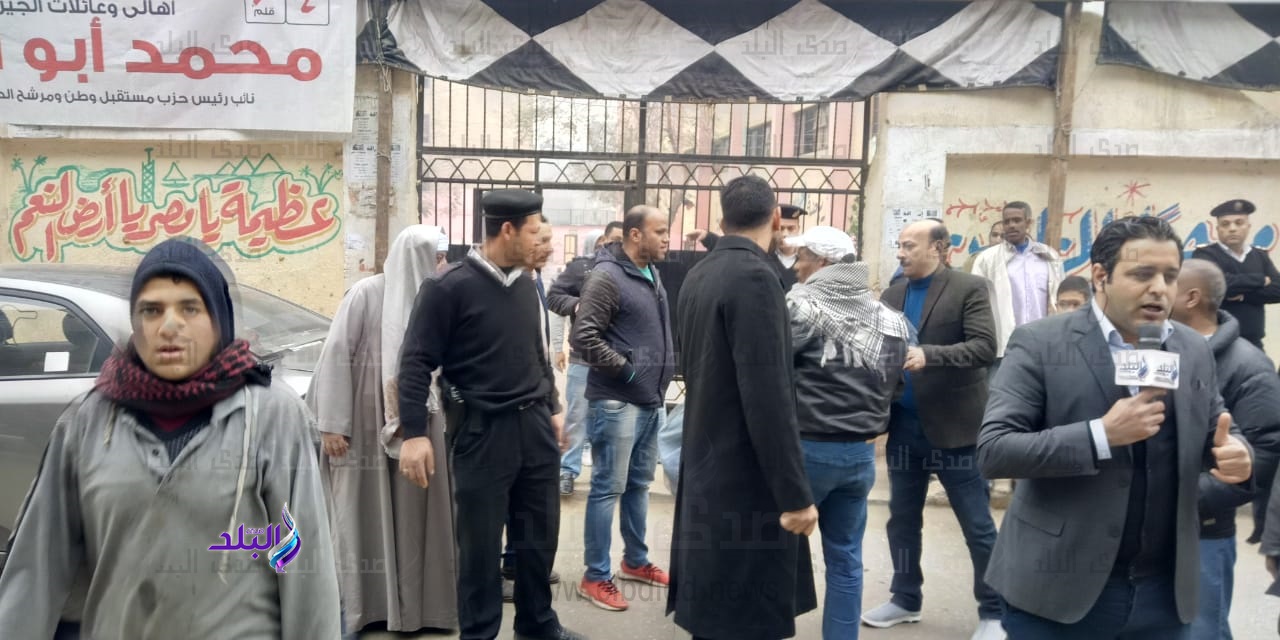 الناخبين من امام مدرسة المنيب الابتدائية المشتركة