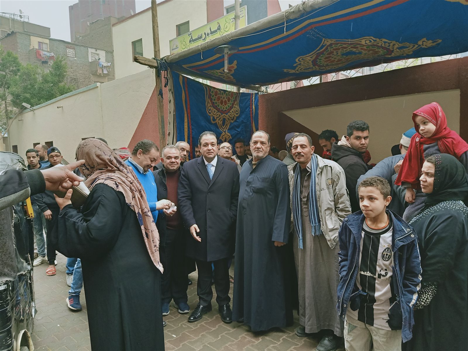 جانب من التجمعات خارج اللجان