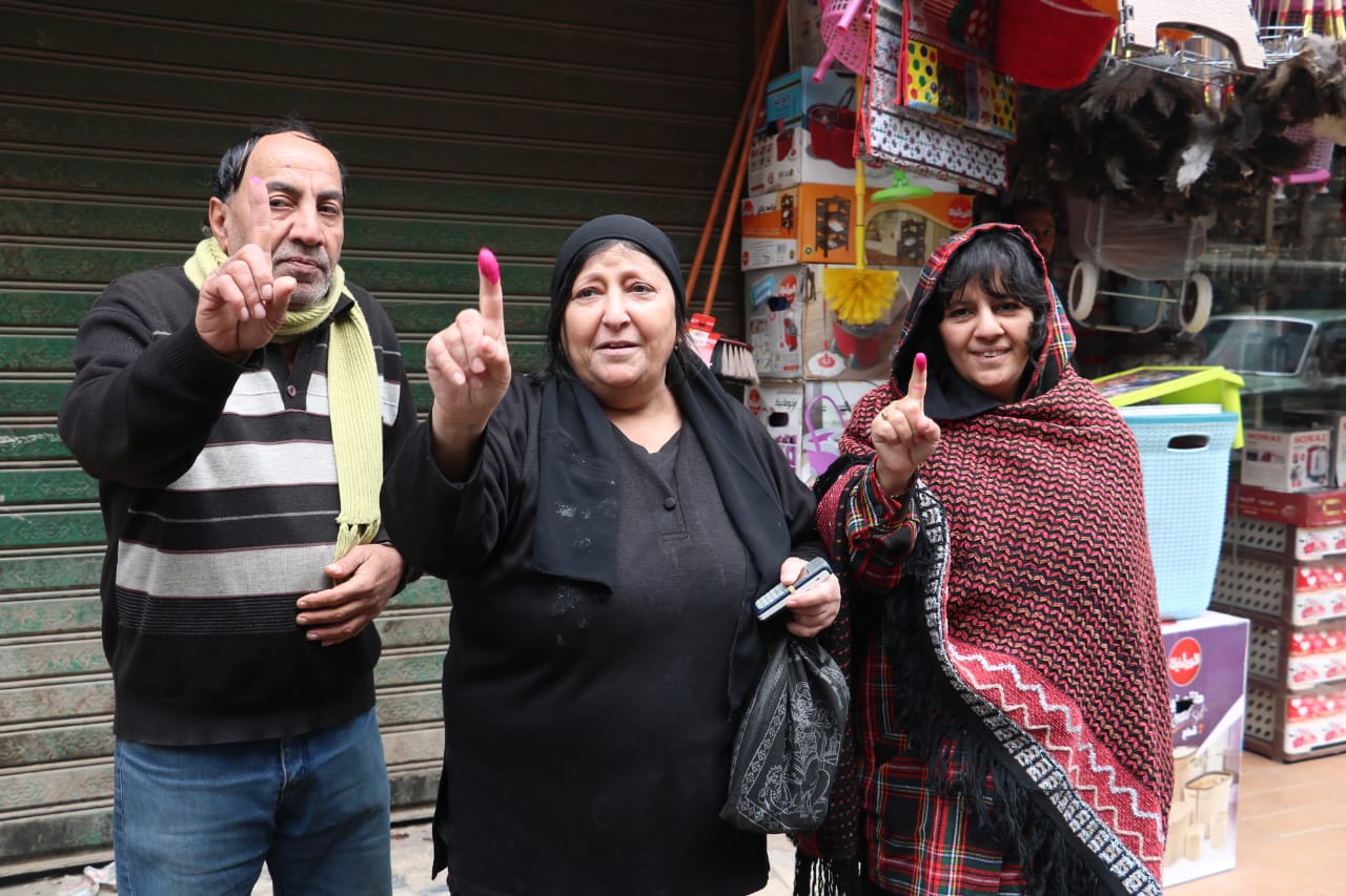 سيدة مسنة تشارك في الانتخابات التكميلية على كرسي متحرك 