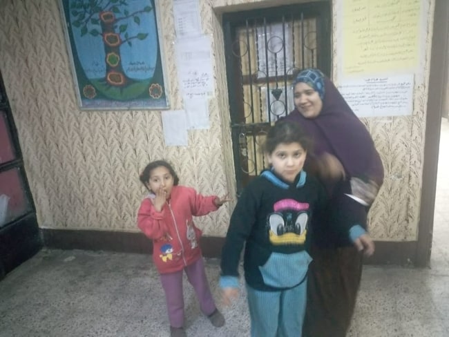 المواطنون يتوافدون على مدرسة التجارة الثانوية بنات المواطنون يتوافدون على مدرسة التجارة الثانوية بنات