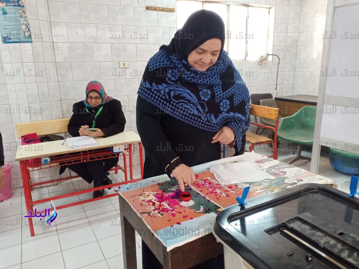 سيدة تدلي بصوتها في الانتخابات التكميلية بالجيزة
