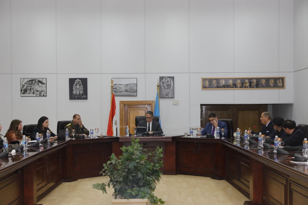وزير السياحة والاثار