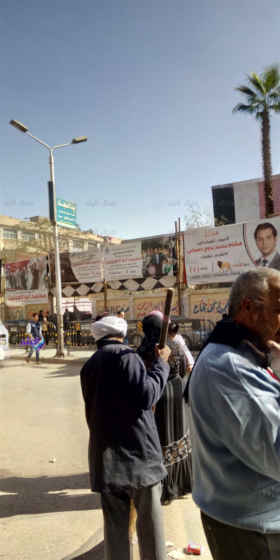 الناخبين من امام مدرسة المنيب الابتدائية المشتركة