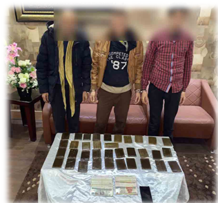 المتهمون وبحوزتهم المضبوطات