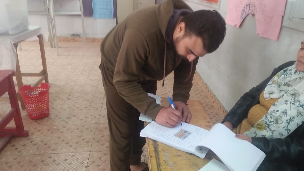 الشباب يدلون بأصواتهم فى تكميلية النواب