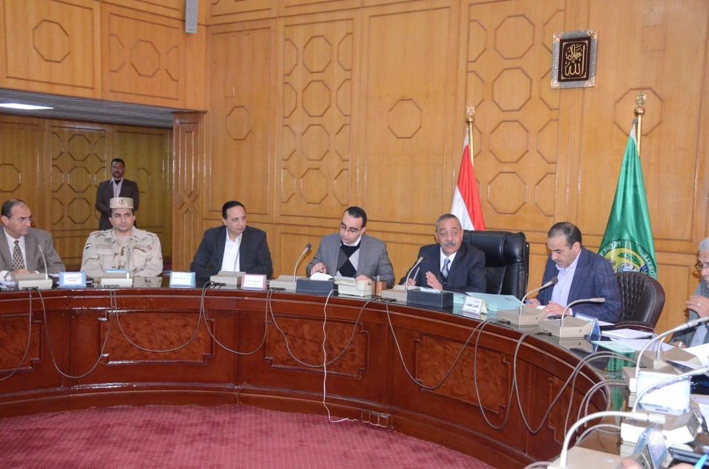محافظ الاسماعيلية خلال المجلس التنفيذي