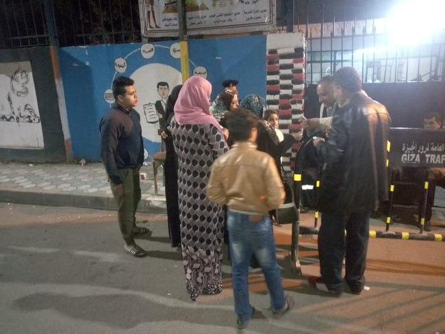 الناخبون يتوافدون على مدرسة التجارة الثانوية بنات الناخبون يتوافدون على مدرسة التجارة الثانوية بنات
