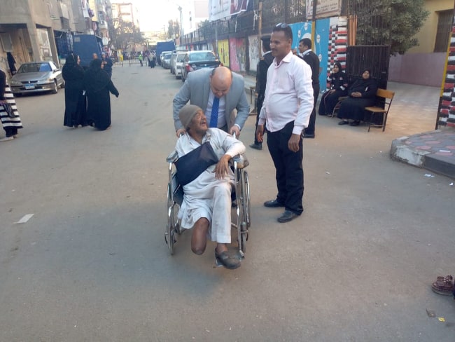 مواطن يسير على كرسي متحرك للإدلاء بصوته بانتخابات الجيزة