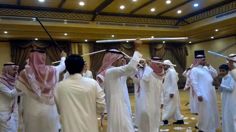 معضولة عنيزة حكاية زواج أنهى خلاف 10 سنوات 