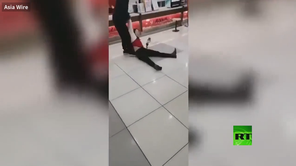 صينية رفضت ارتداء القناع فطردت من المتجر بالقوة