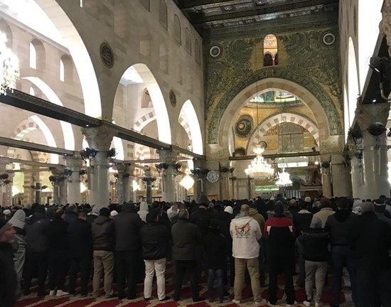 قوات الاحتلال تعتدي على المصلين عند أبوب الأقصي