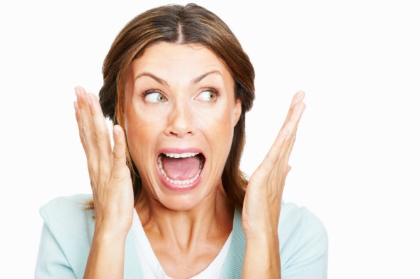 زوج يتعرض لموقف محرج خلال شجاره مع زوجته