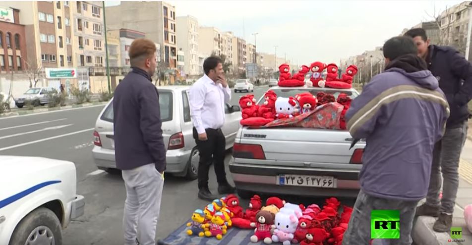 أجواء عيد الحب تعمّ طهران رغم انتقادات المحافظين