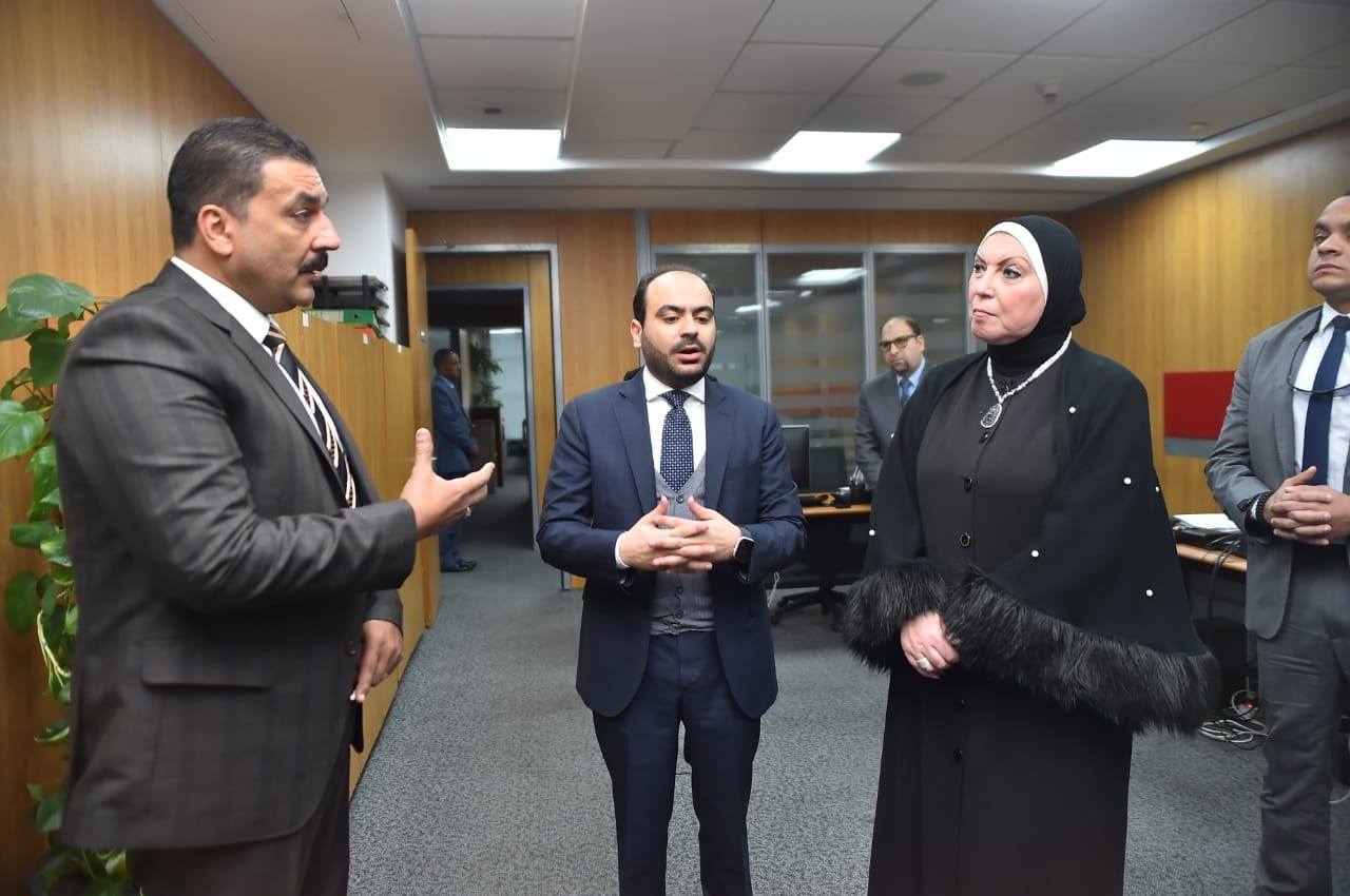 وزيرة الصناعة خلال جولتها