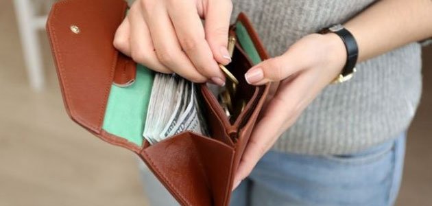 حكم أخذ الفتاة المتزوجة من مال أبيها دون علمه