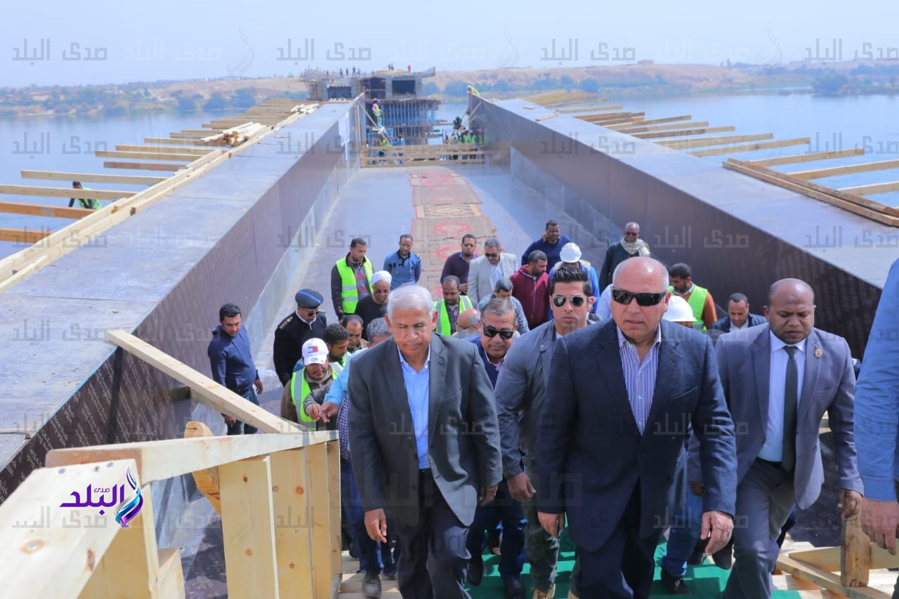 المهندس كامل الوزير يتفقد محاور أسوان