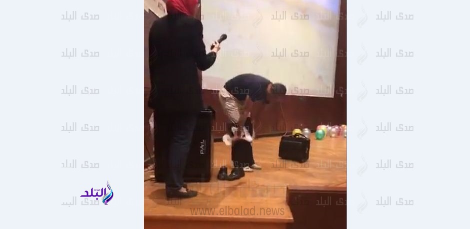  أستاذ جامعي خلع ملابسه أمام الطلاب