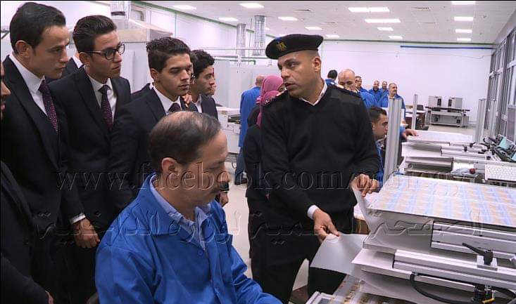 فوج من طلاب جامعة الفيوم اثناء  زيارة المصنع
