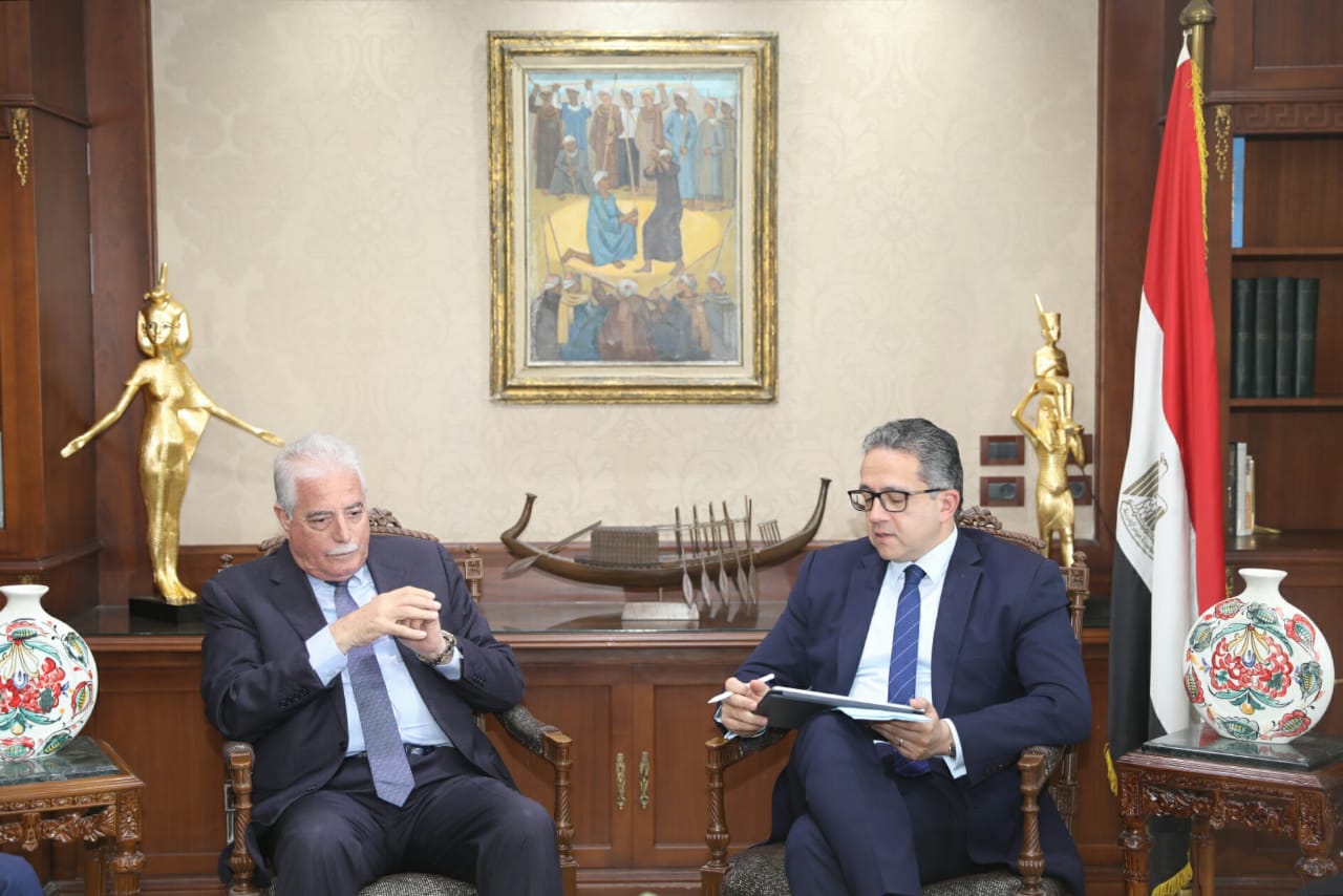 وزير السياحة والآثار 