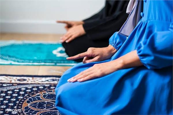 هل تقبل صلاة المرأة بـ تي شيرت وبنطلون ؟ الإفتاء تجيب