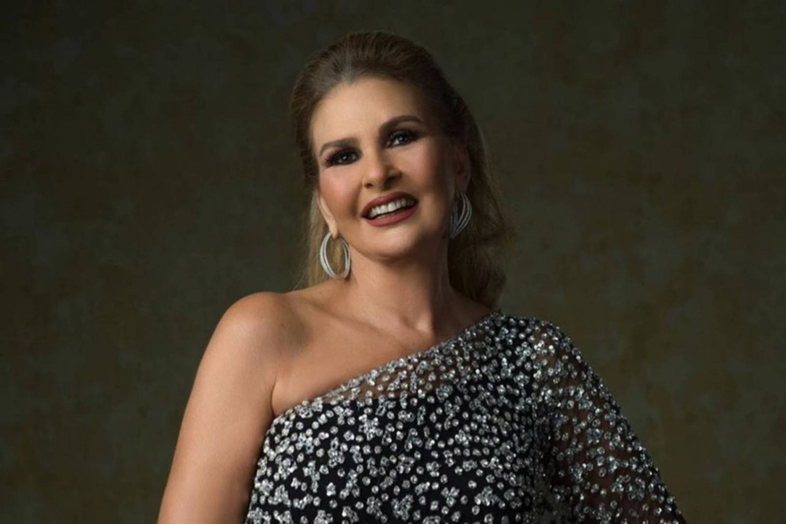 الفنانة يسرا 